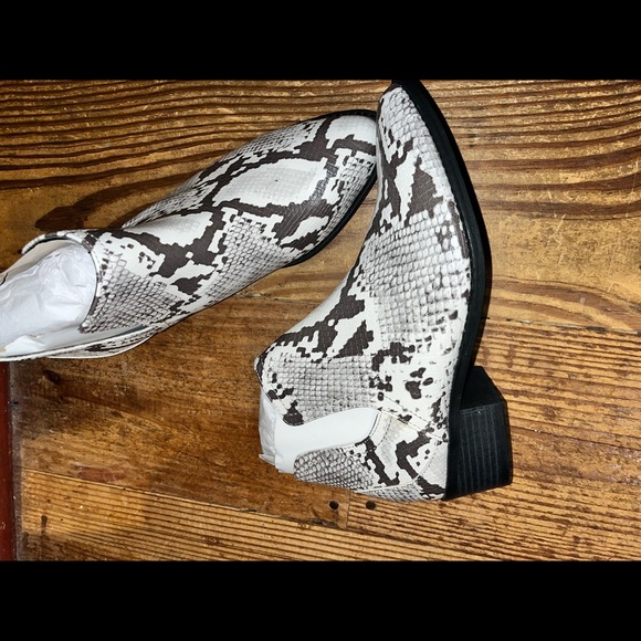 NWOT Womens size 9 animal print bootie - Picture 2 of 5